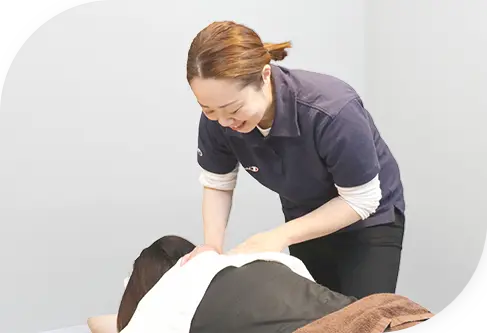 施術中の女性