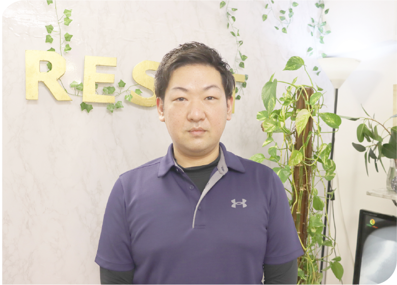 店内で立っている店長
